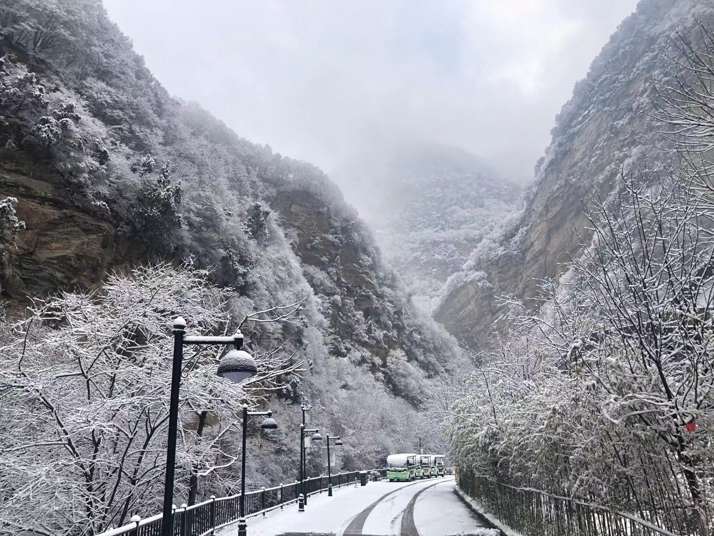 想見你，在最後一場(chǎng)雪(xuě)裏，在初春的(de)少華山裏！(圖2)