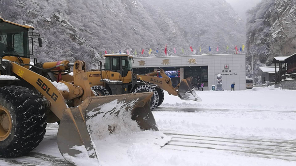 【太華索道】行動迅速除冰雪(xuě) 全力以赴保運營(圖2)