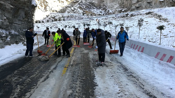 【太華索道】行動迅速除冰雪(xuě) 全力以赴保運營(圖1)